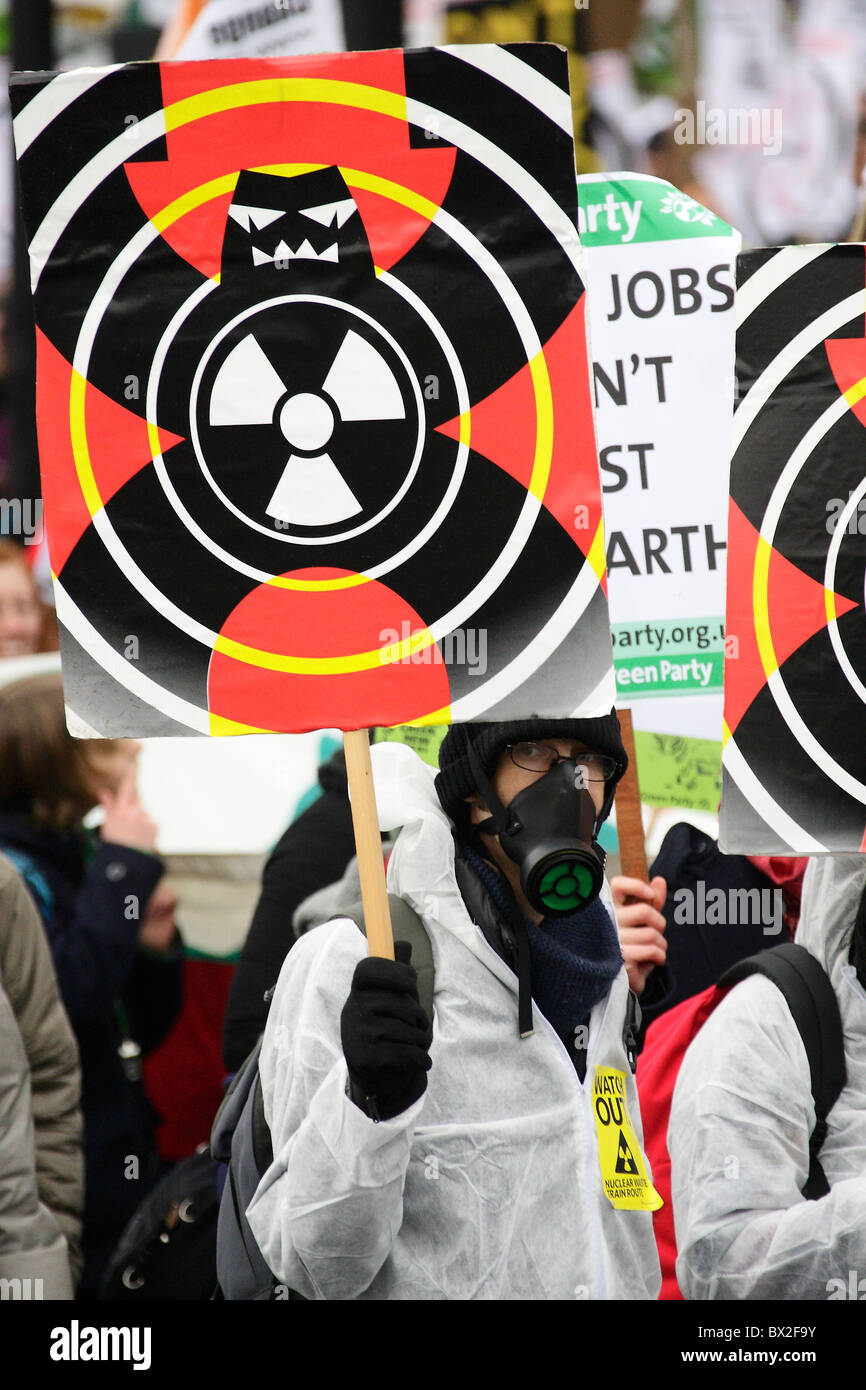 Il cambiamento climatico protester indossa una maschera a gas su un marzo a Londra Foto Stock