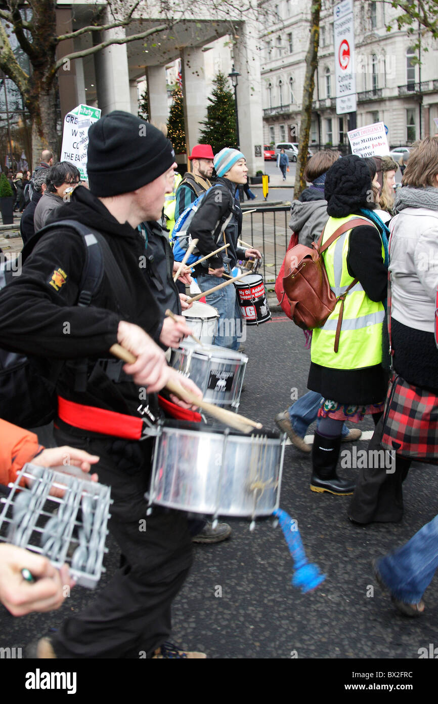 Il cambiamento climatico i manifestanti di tamburi a Londra Foto Stock