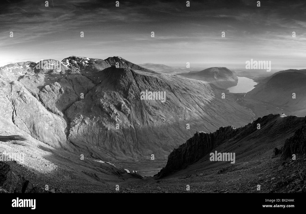 Lodore Falls e Wastwater in bianco e nero. Vista dal grande timpano verso il basso Hell Gate Foto Stock