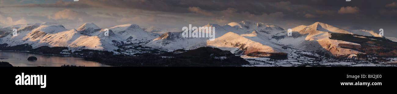 Lake District inglese winter panorama di montagna. Include Cat campane e Derwent Fells, Causey Pike e Grisedale Pike Foto Stock