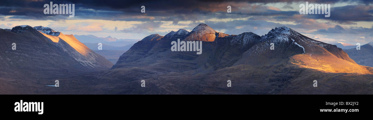 In tarda serata la luce sul Liathach e Beinn Eighe, Torridon, Wester Ross, Highlands scozzesi Foto Stock