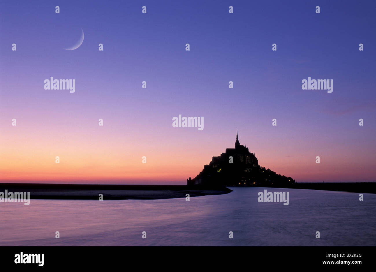 Le Mont Saint Michel night Moon crescent moon Normandia Francia Europa Foto Stock
