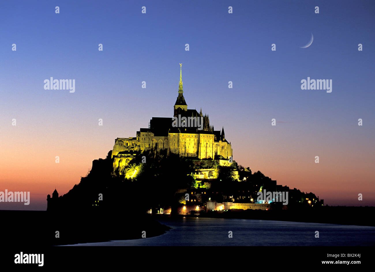 Le Mont Saint Michel la notte crescent moon Normandia Francia Europa Foto Stock
