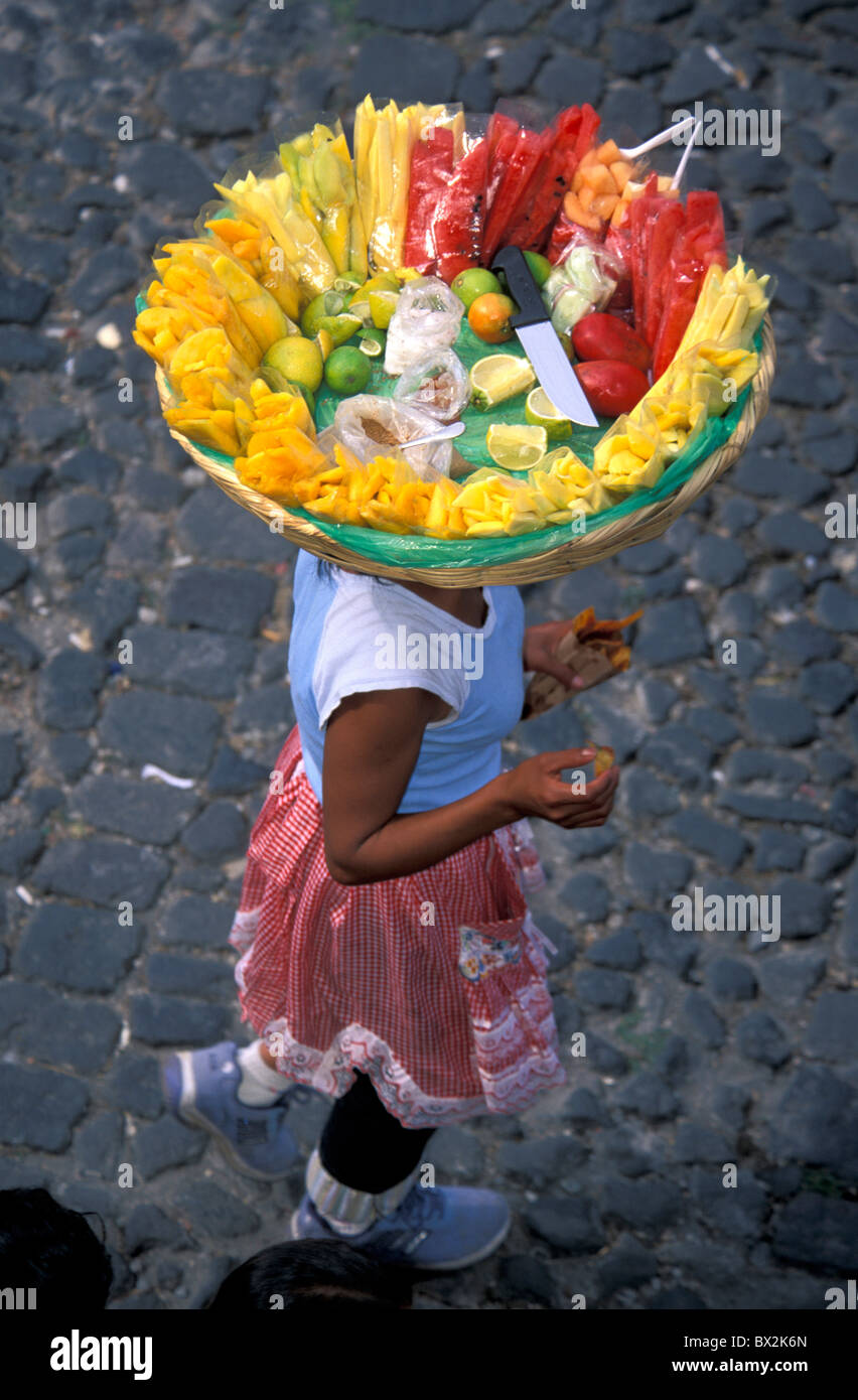 Frutta donna portare frutti di testa venditore Antigua Guatemala America Centrale Foto Stock