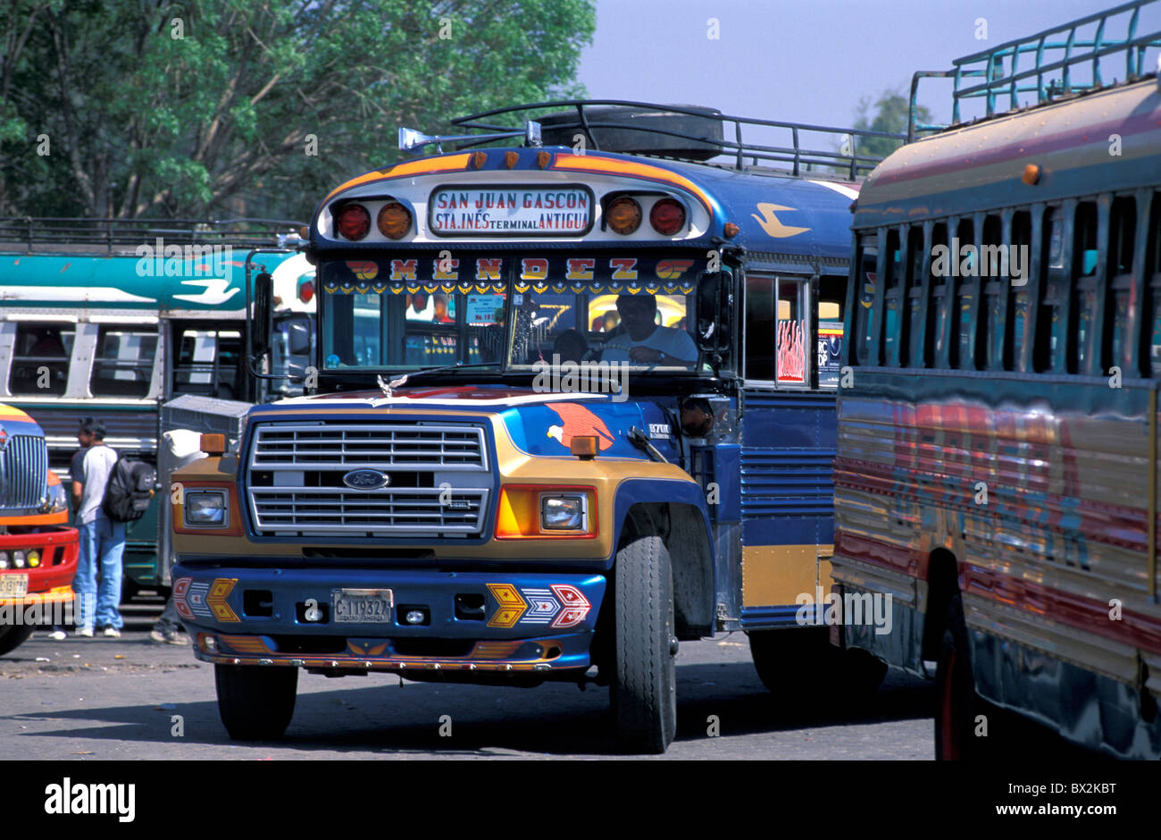 Bus Bus Terminal Antigua Guatemala America Centrale viaggi di trasporto verniciato colorato Foto Stock