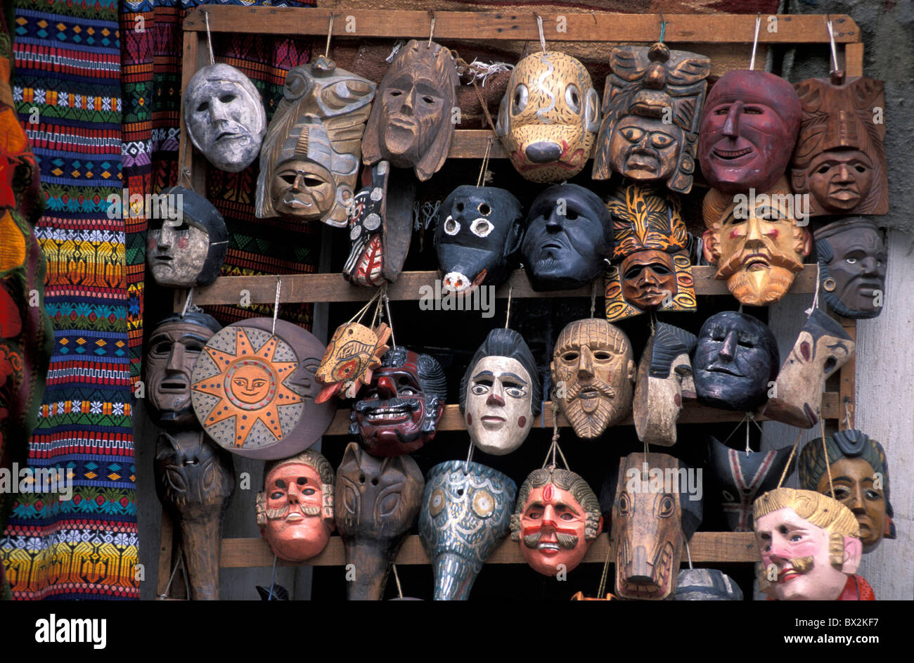 Maschere Mercado Market Chichicastenango Guatemala America Centrale artigianato dipinte Vendita Foto Stock