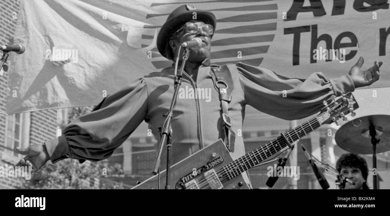 Bo Diddley svolge un street festival di Rocky Mount, NC nel 1987. Foto Stock