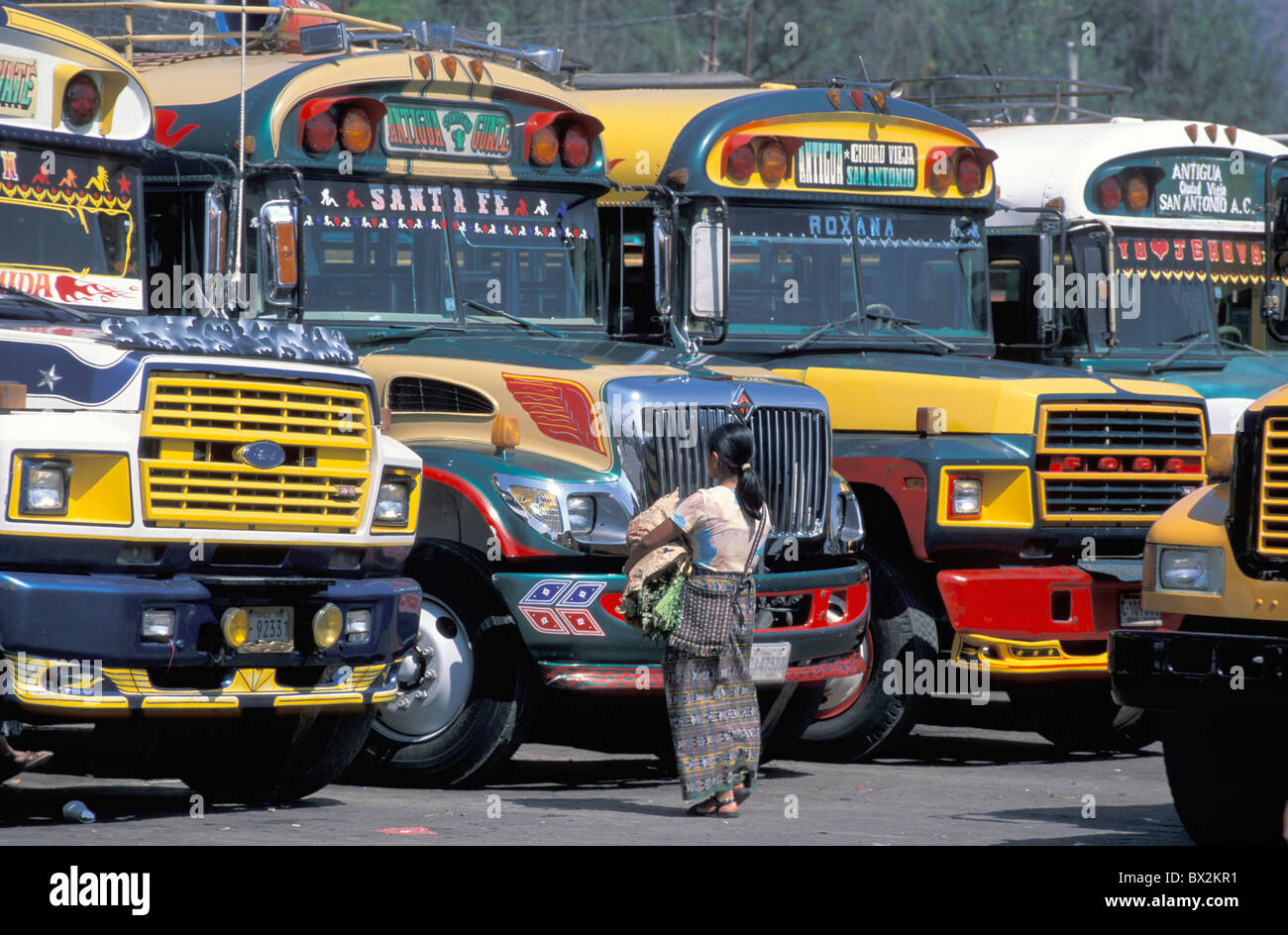 Il Terminal degli Autobus Antigua Guatemala America Centrale il trasporto di traffico strada di viaggio Foto Stock