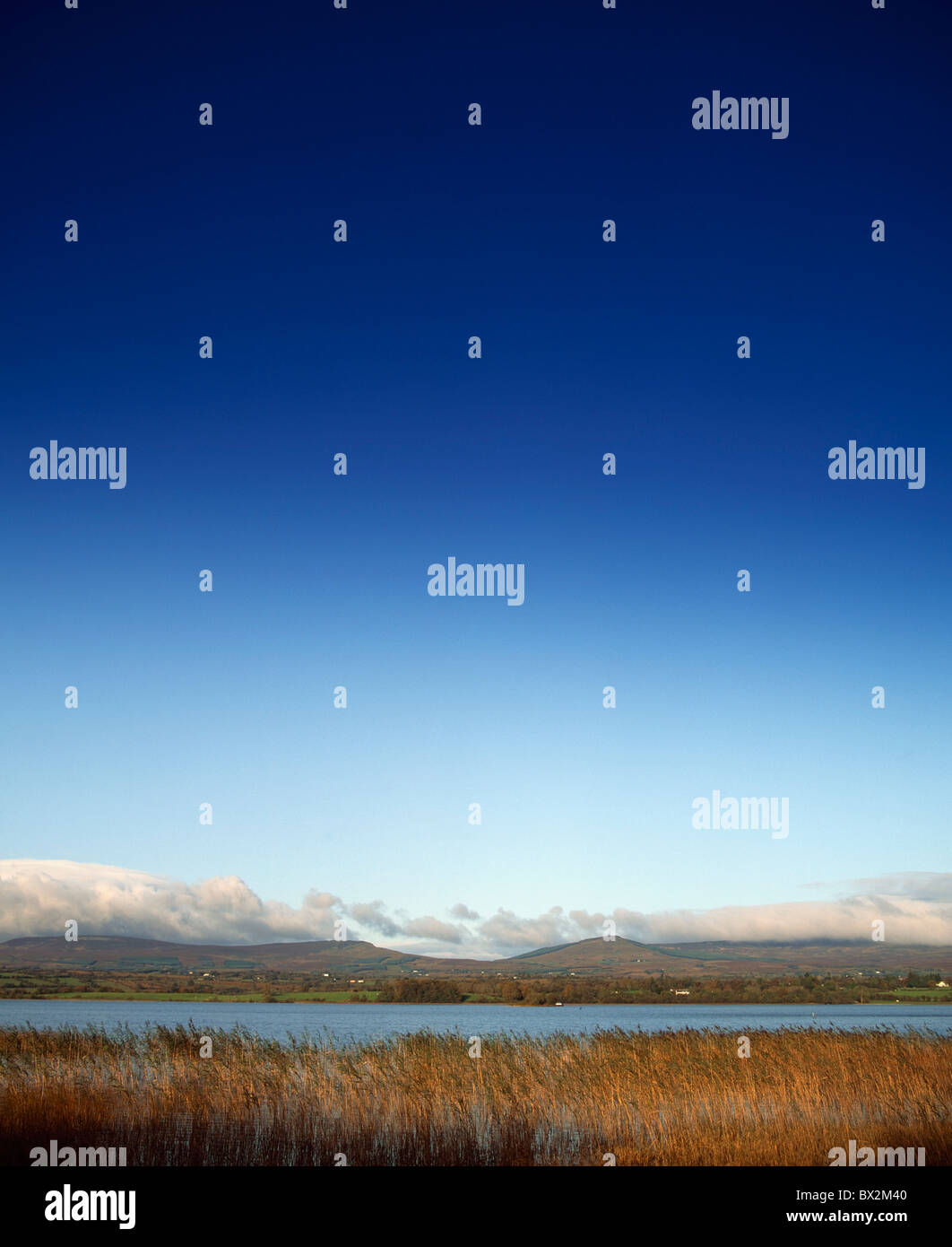 Bawnboy,Brackle Lough,Co Covan,l'Irlanda;Brackley Lough con Cuilcagh Mountains in background Foto Stock