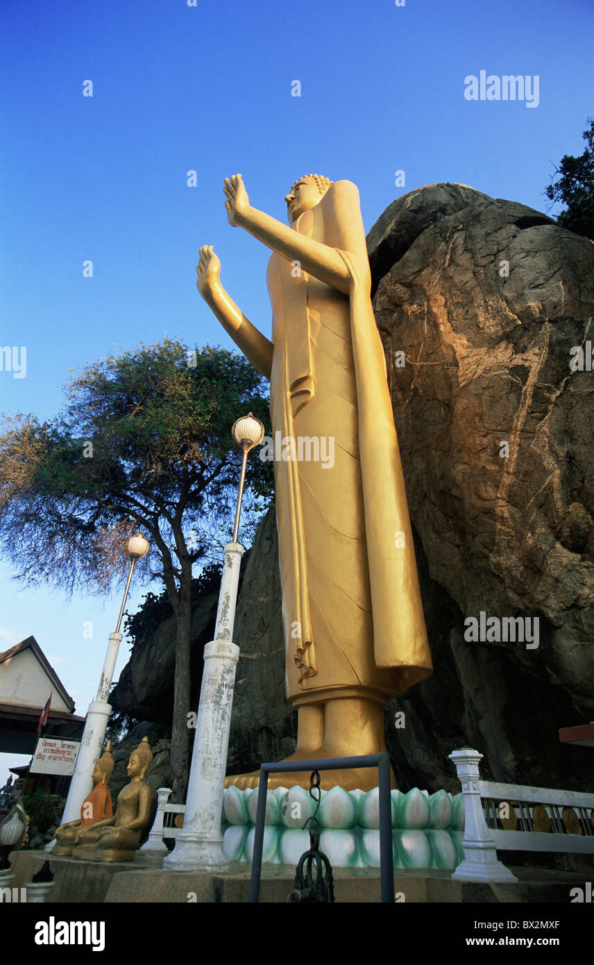 Asia Thailandia Hua Hin Wat Khao Takiap Thairalat Hill statua del Buddha di oro del buddismo religione viaggi di vacanza Foto Stock