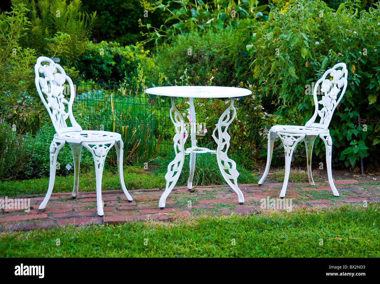 Backyard mobili da giardino ghisa verniciata di bianco dalla metà del XIX secolo Foto Stock