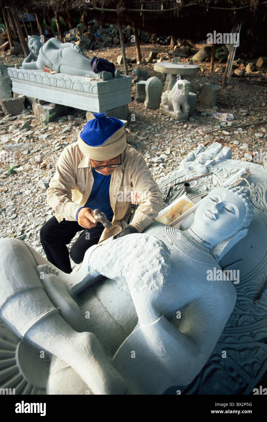 Asia Thailandia Khorat scultore scalpellino Carving statua del Buddha religione artigianale di viaggi di vacanza Foto Stock
