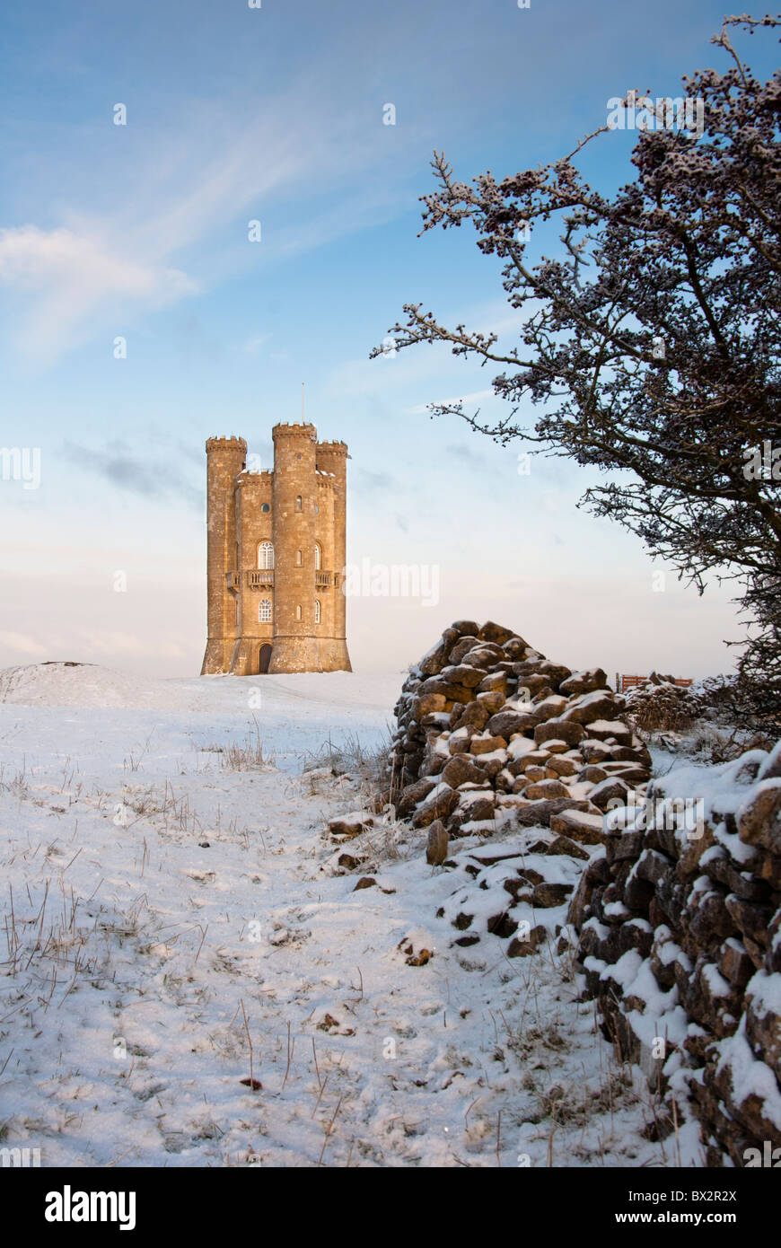 Torre di Broadway in inverno la neve. in Cotswolds, nel Gloucestershire. Regno Unito. Foto Stock