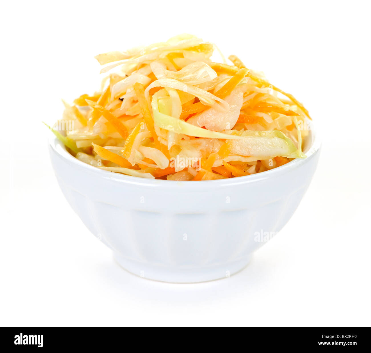 Ciotola di coleslaw con cavolo tagliato a listarelle isolati su sfondo bianco Foto Stock