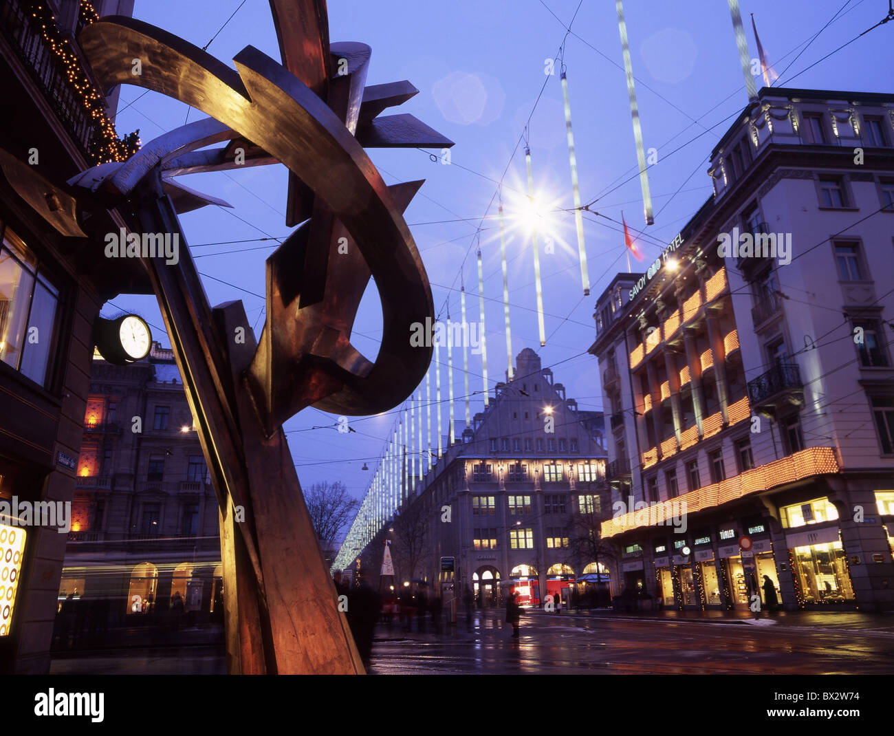 Città di Zurigo città di notte notte invernale di Natale Natale illuminazione illuminazione Bahnhofstrasse scultura perso Foto Stock
