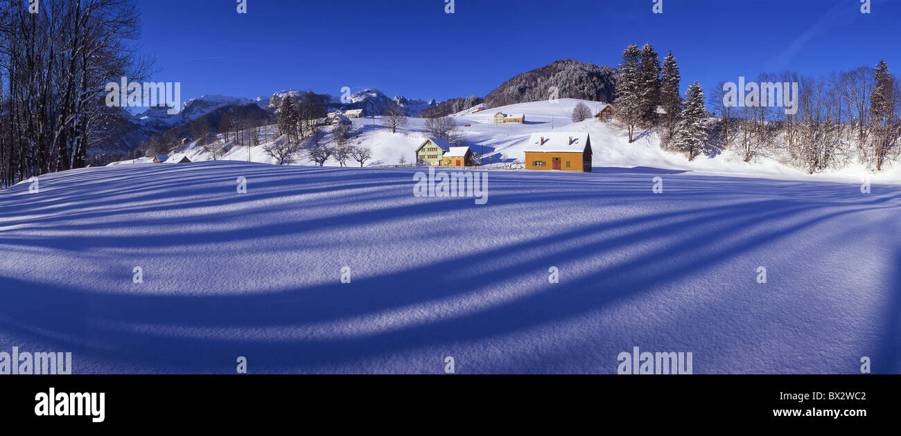 Appenzellerland campo tribunali fattoria vicino Weissbad montagne neve paesaggio invernale paesaggio coperto di neve in inverno Foto Stock