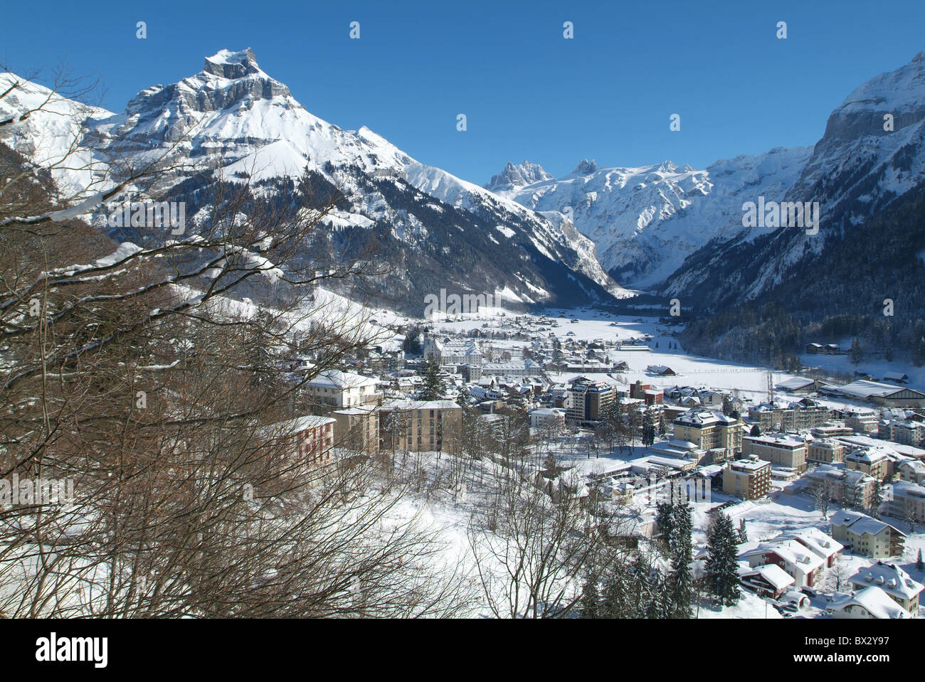 Engelberg panoramica villaggio valle d'inverno le montagne delle Alpi neve canton Obvaldo paesaggio paesaggio svizzera Foto Stock