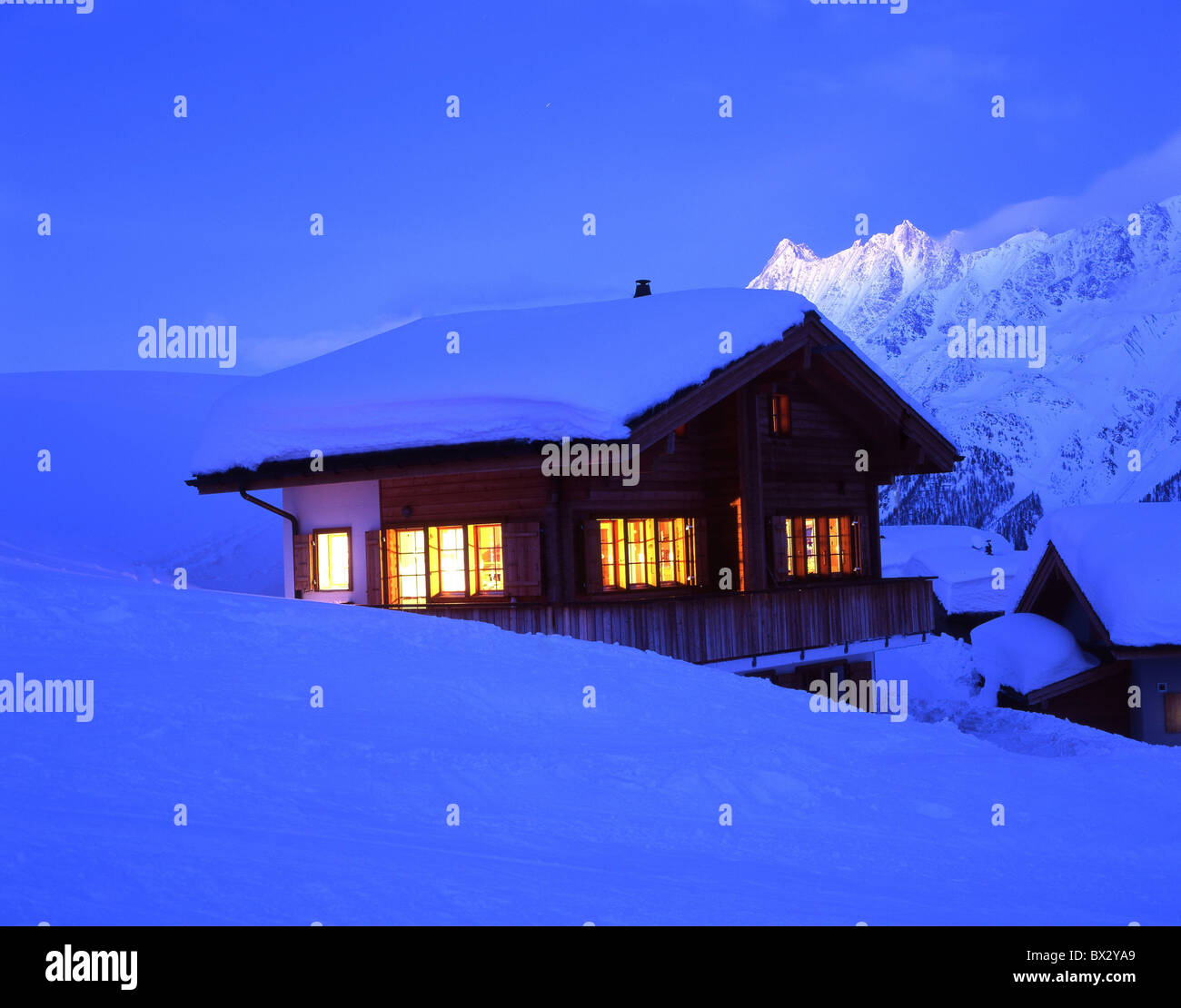 Chalet cottage estivi hut house home neve coperti di neve crepuscolo crepuscolo di notte notte Laucherenalp Cantone Va Foto Stock