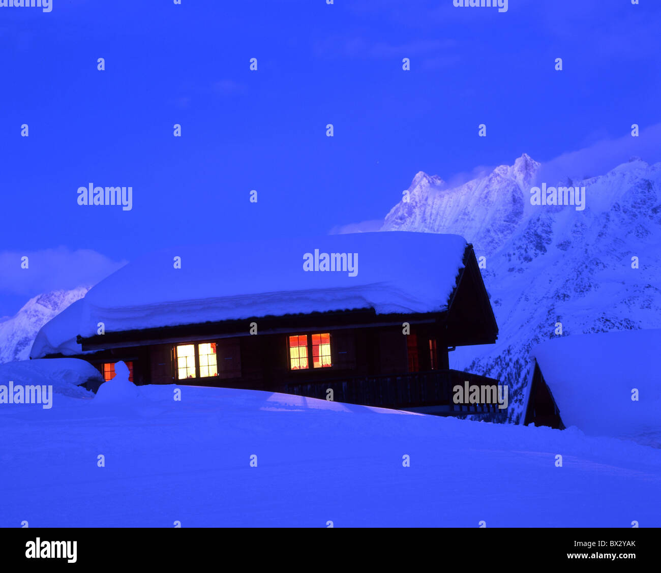 Chalet cottage estivi hut house home neve coperti di neve crepuscolo crepuscolo di notte notte Laucherenalp Cantone Va Foto Stock