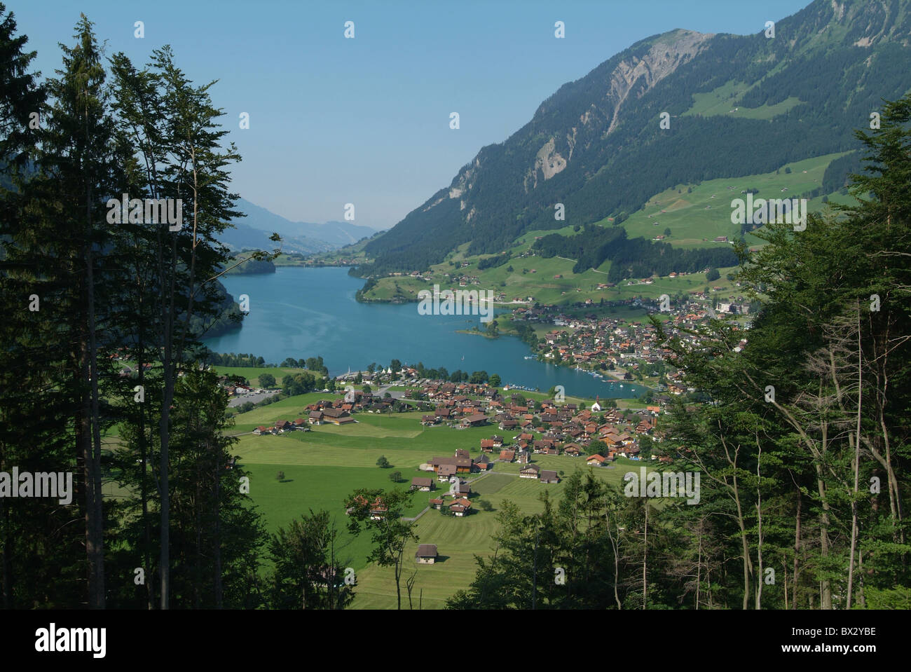 Panoramica Lungernsee paesaggio paesaggio Obsee appeso vicino a villaggi lake valley mountains Alpi cantone Foto Stock