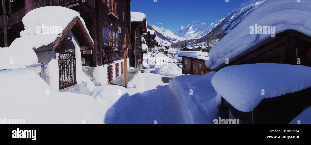 Inverno Blatten villaggio case in legno chalet coperto di neve e neve Lotschental Canton Vallese Svizzera Europa Foto Stock