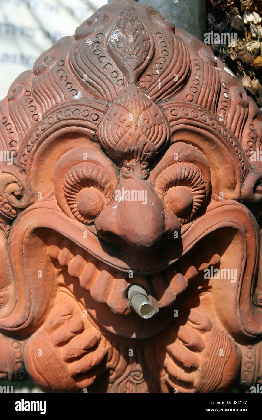 La faccia di terracotta fontana in Thailandia. Foto Stock