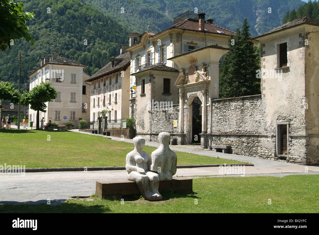 Cevio village villaggio posto le case patrizie sculture case case Valle Maggia Svizzera Europa cantone Foto Stock