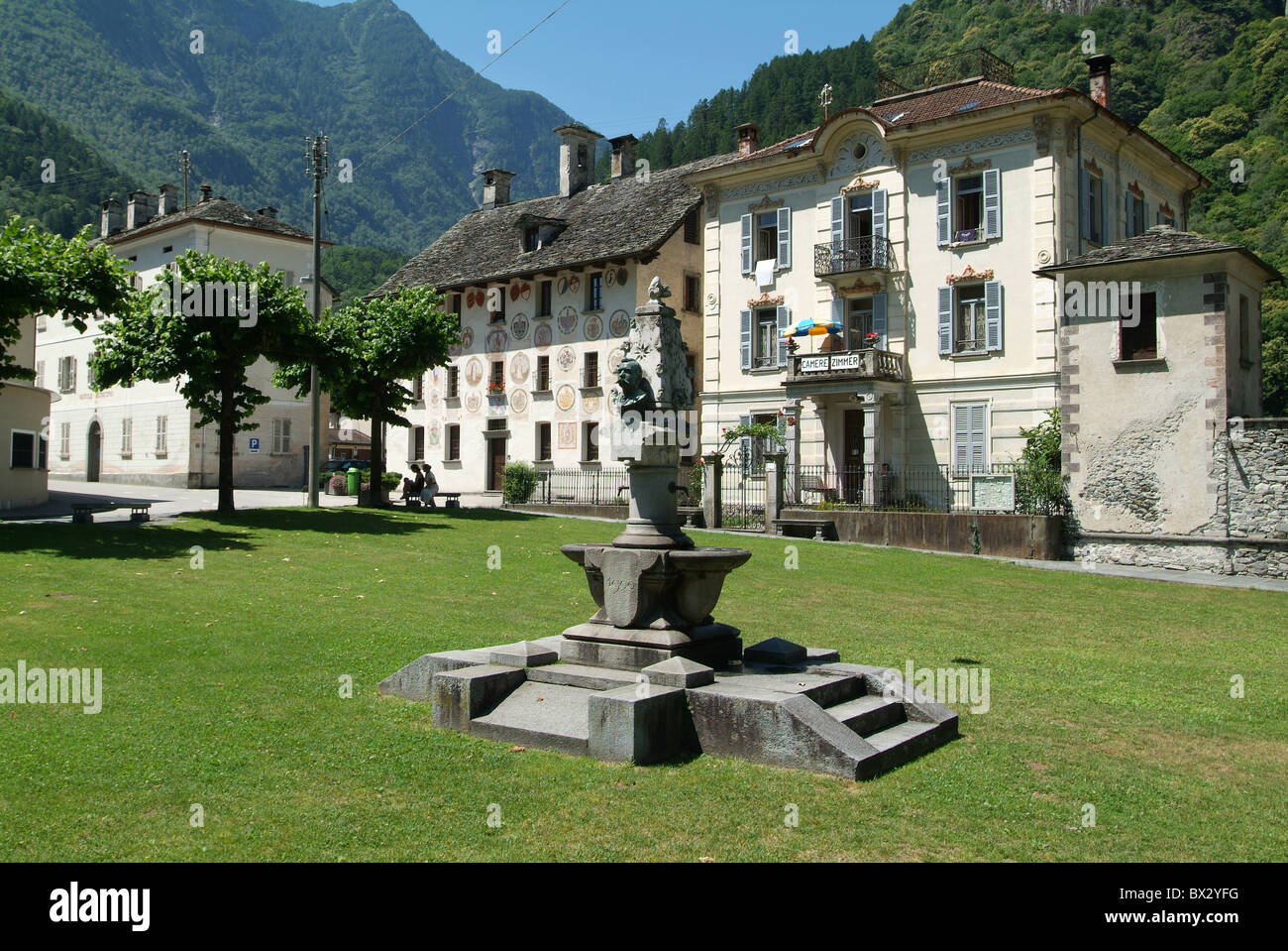 Cevio village villaggio posto le case patrizie pozzi case case Valle Maggia Svizzera Europa canton Ticin Foto Stock