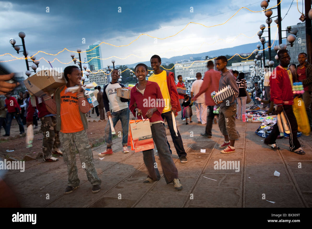 Fornitore kids in Piazza Meskel ad Addis Abeba al tramonto Foto Stock