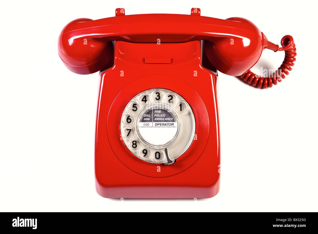 Foto di un retrò telefono rosso isolato su uno sfondo bianco. Foto Stock