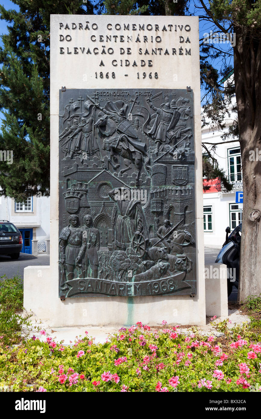 Targa di bronzo monumento del centenario dell elevazione di Santarém alla città. Il Portogallo. Foto Stock
