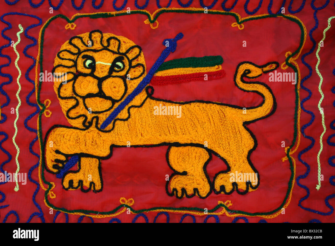 Etiope Lion su un panno rosso sfondo Foto Stock