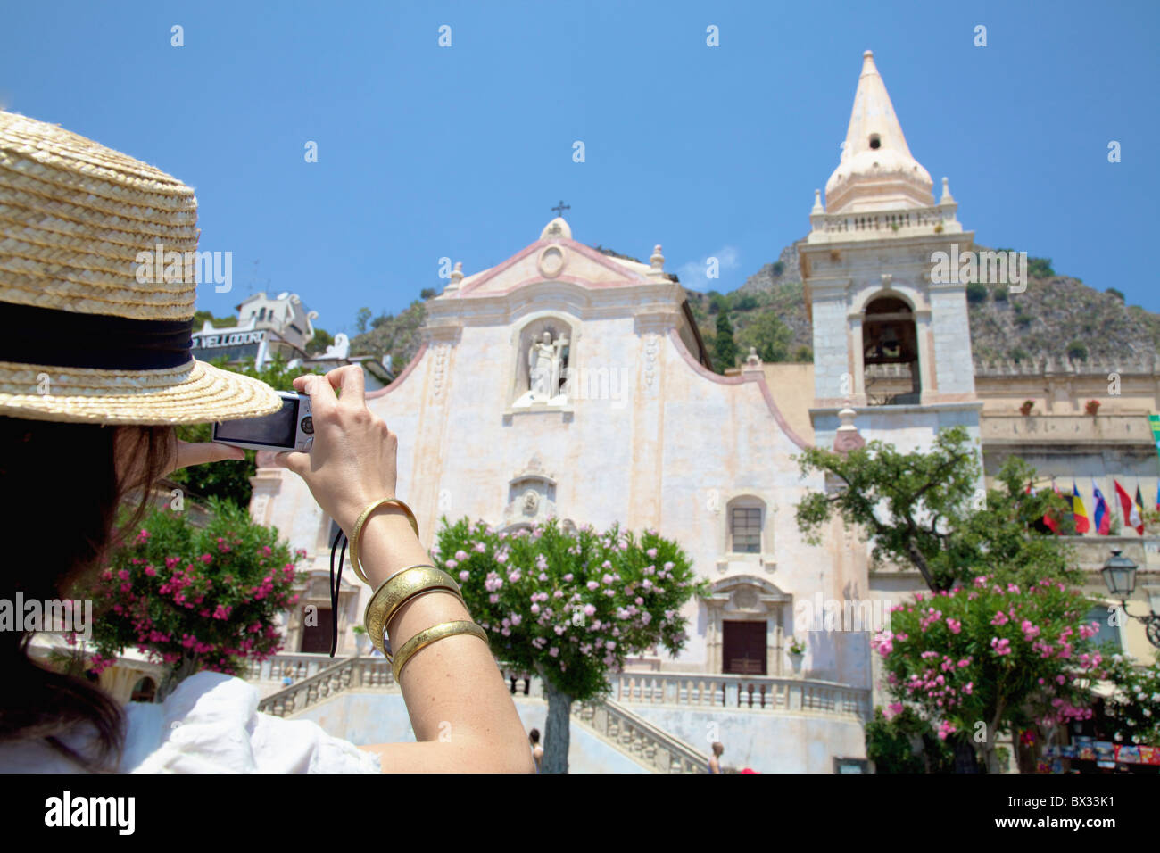 Turista femminile di scattare una foto di San Giuseppe Chiesa; Taormina, Sicilia, Italia Foto Stock