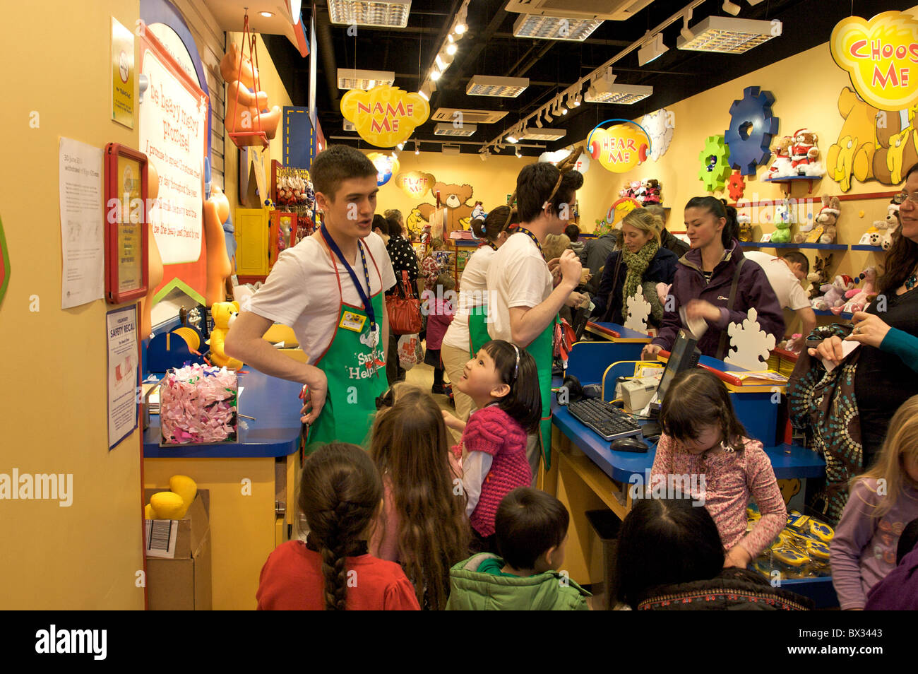 Costruire un orso,giocattoli per i bambini,festa di compleanno,zona di apprendimento,Cappella del campo centro commerciale,Norwich, Norfolk, Regno Unito Foto Stock