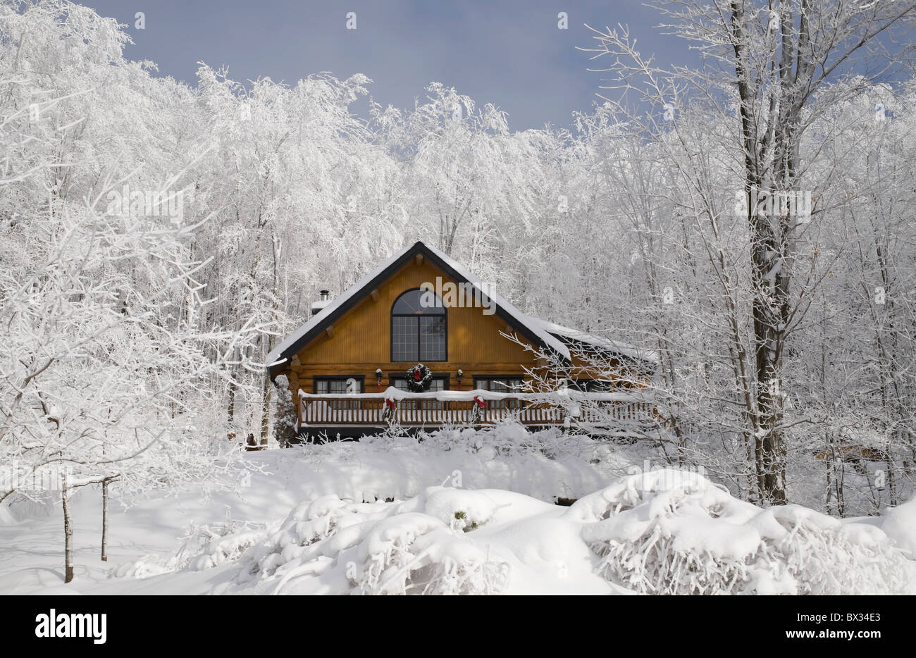 Casa Log In inverno; Québec, Canada Foto Stock