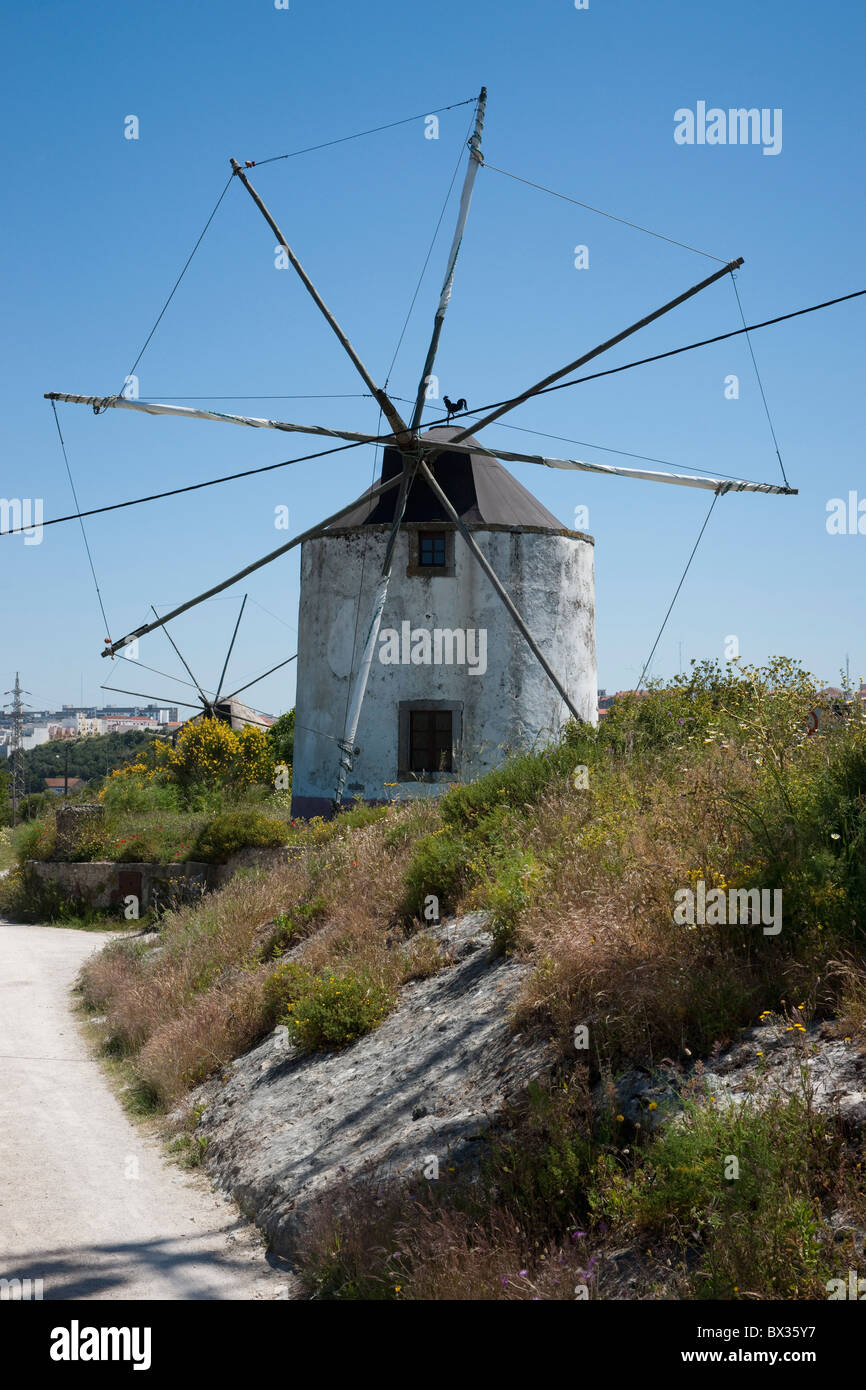 Il mulino a vento di grandi dimensioni ora utilizzato come una casa; Palmela, Portogallo Foto Stock