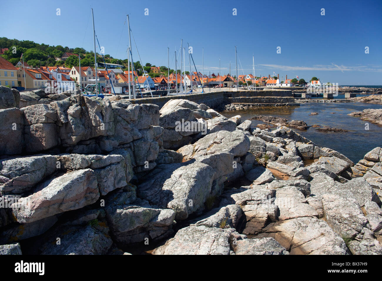 Gudhjem e il suo piccolo porto. Bornholm, Danimarca. Foto Stock