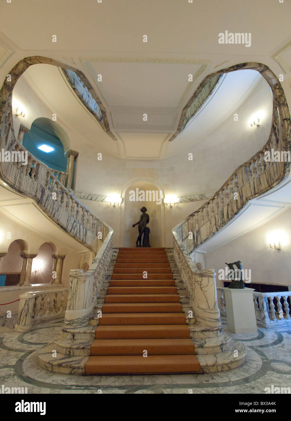 Scalone ornato nel Museo di Arte in Bucharest Romania Foto Stock