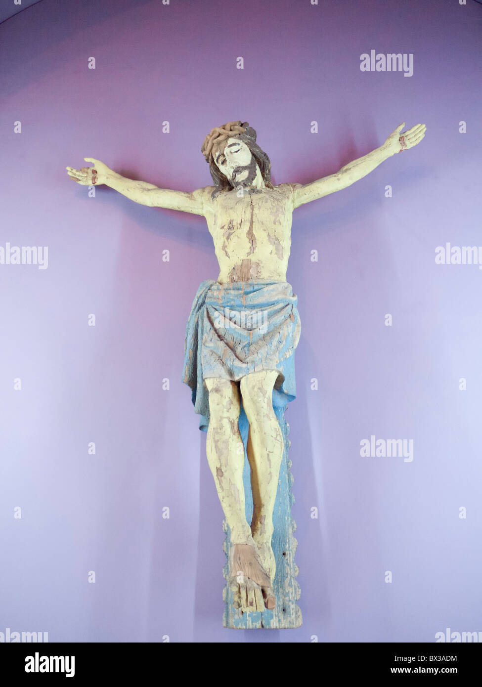Scolpiti crocifissione presso il Museo di Arte in Bucharest Romania Foto Stock