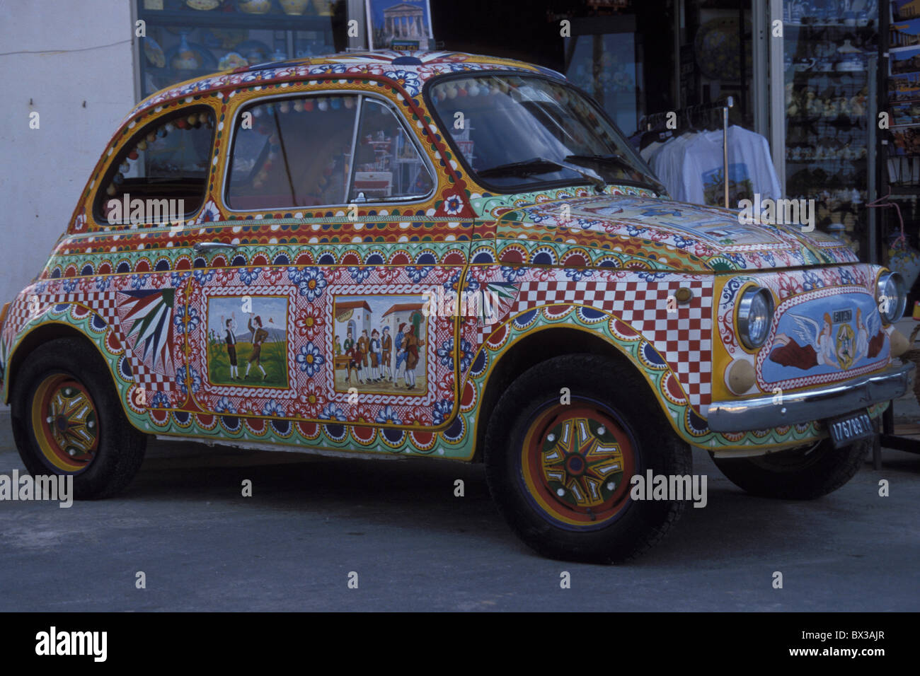 Fiat Topolino vettura dipinta di folklore motivazioni stile isola Marinella Sicilia Italia Europa Foto Stock