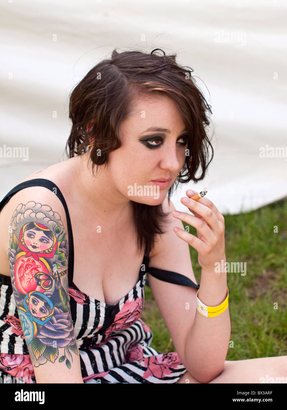 Lucia una trendy giovane adulto di sesso femminile di diciannove anni con tatuaggi di fumare Foto Stock