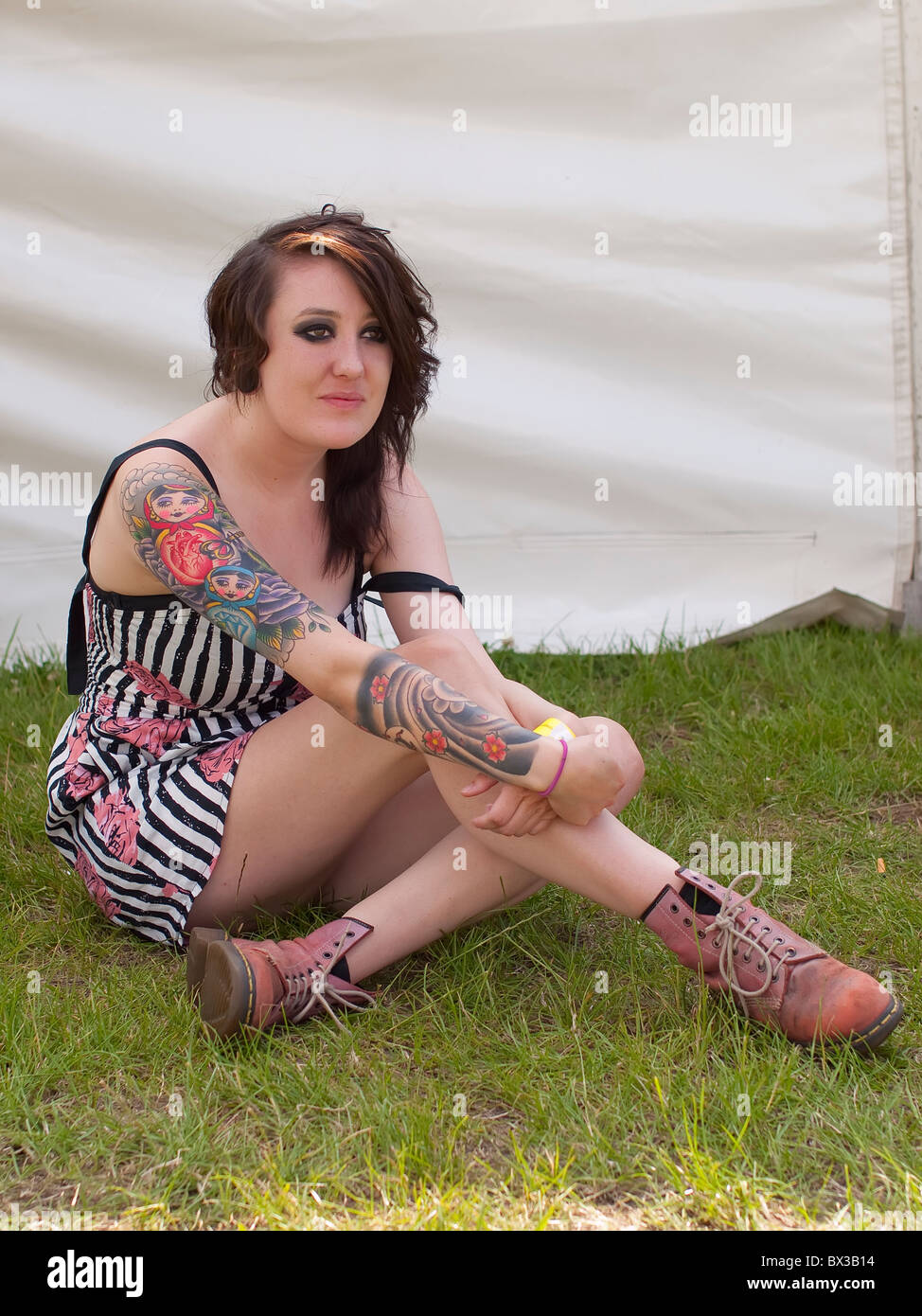 Lucia una trendy giovane adulto di sesso femminile di diciannove anni con tatuaggi Foto Stock