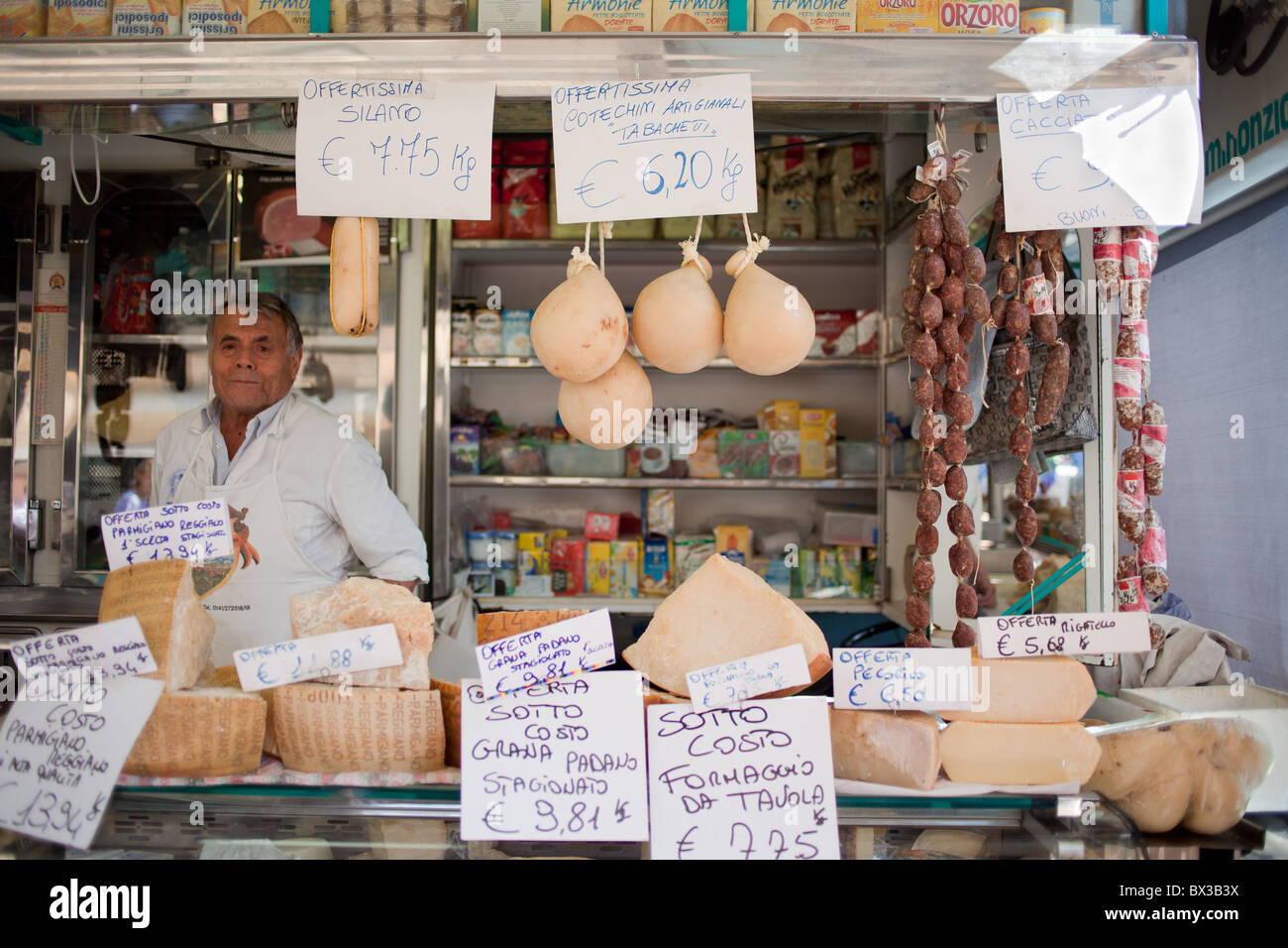 Formaggi e salumi venditore in Piemonte, Italia. Foto Stock