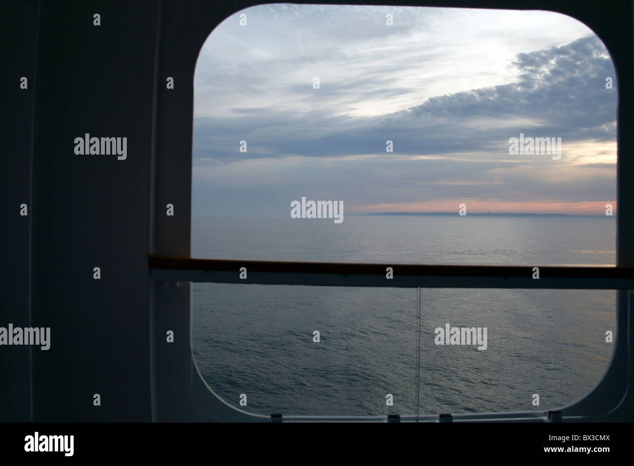 Vista da un oblò balcone su una nave Foto Stock