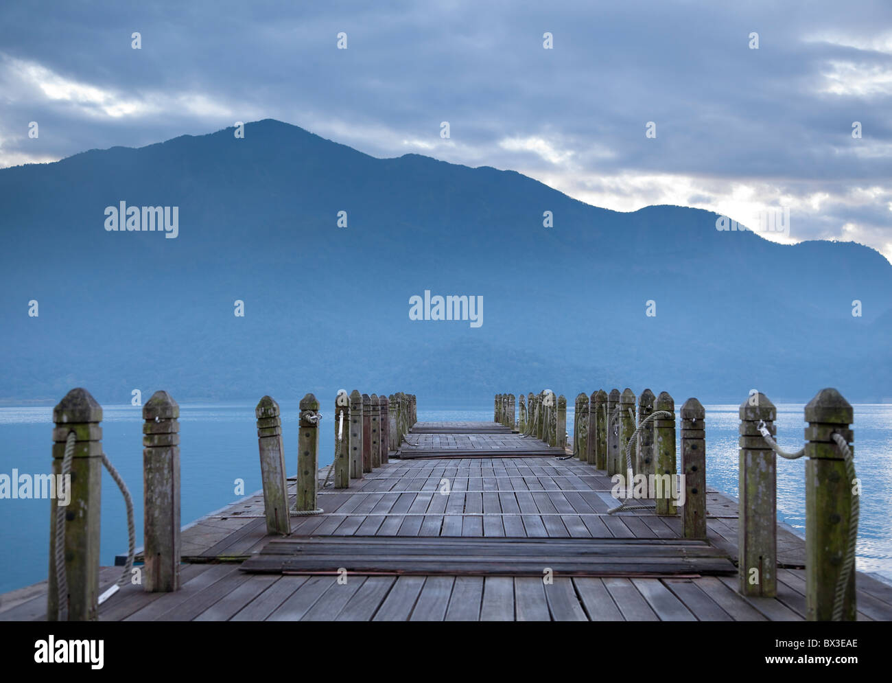 Guardare sul molo e la montagna al mattino Foto Stock