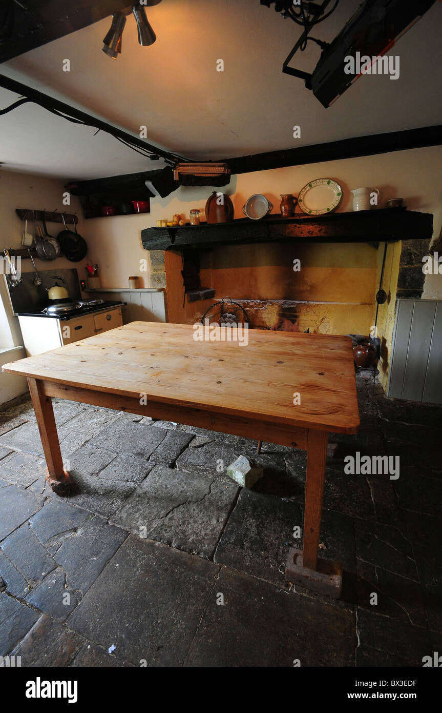 Un agriturismo cucina con un tavolo della trattativa e un pavimento lastricato, Dorset, Regno Unito 2010 Foto Stock