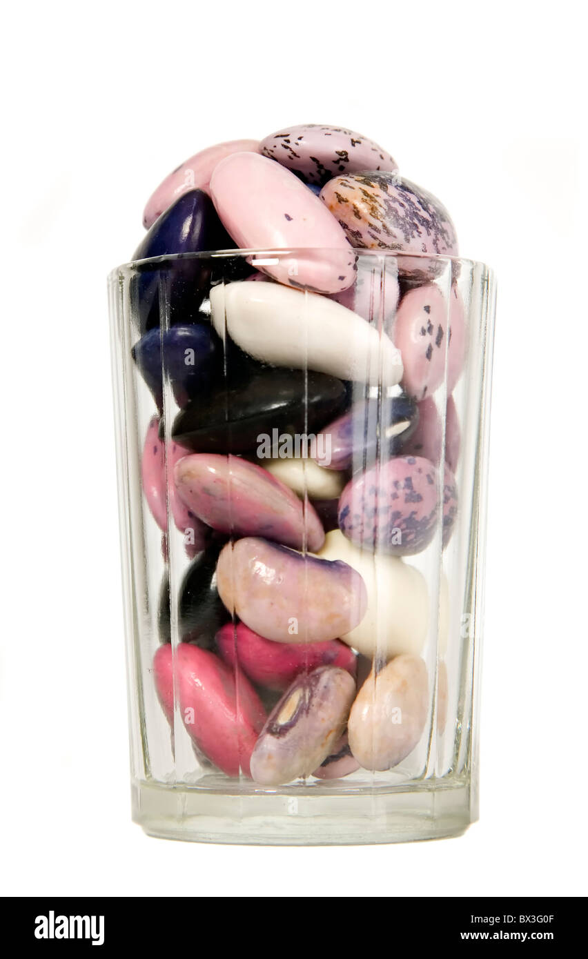 Varie taglie e colori fagioli collocato in un bicchiere Foto Stock