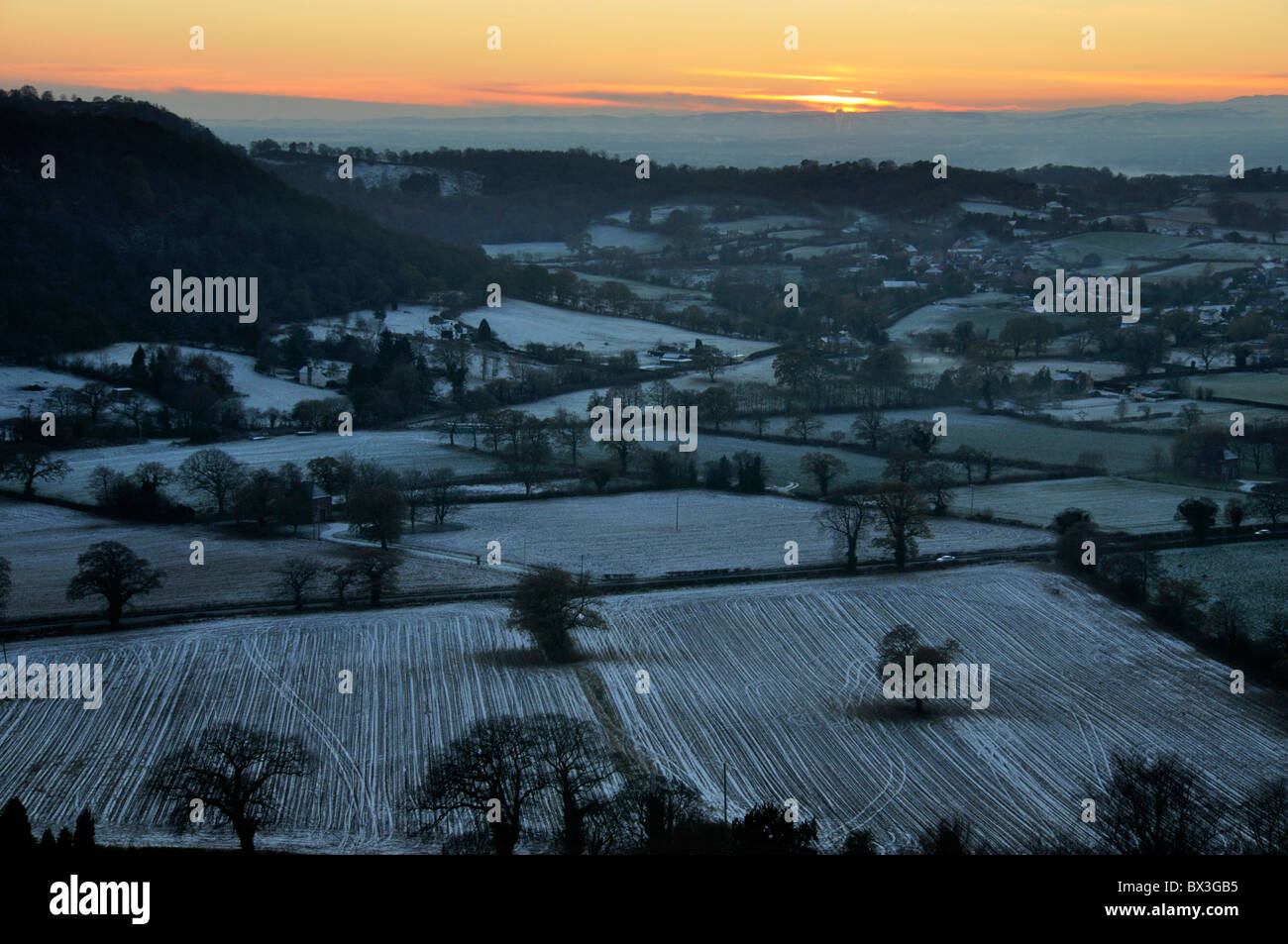 Vista tramonto su campi innevati dalla testa di greggio, Cheshire Foto Stock