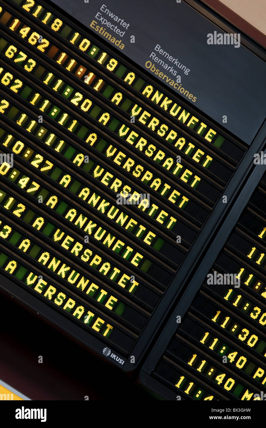 Scheda arrivi all'aeroporto di Tenerife Norte che mostra i ritardi per i voli Foto Stock
