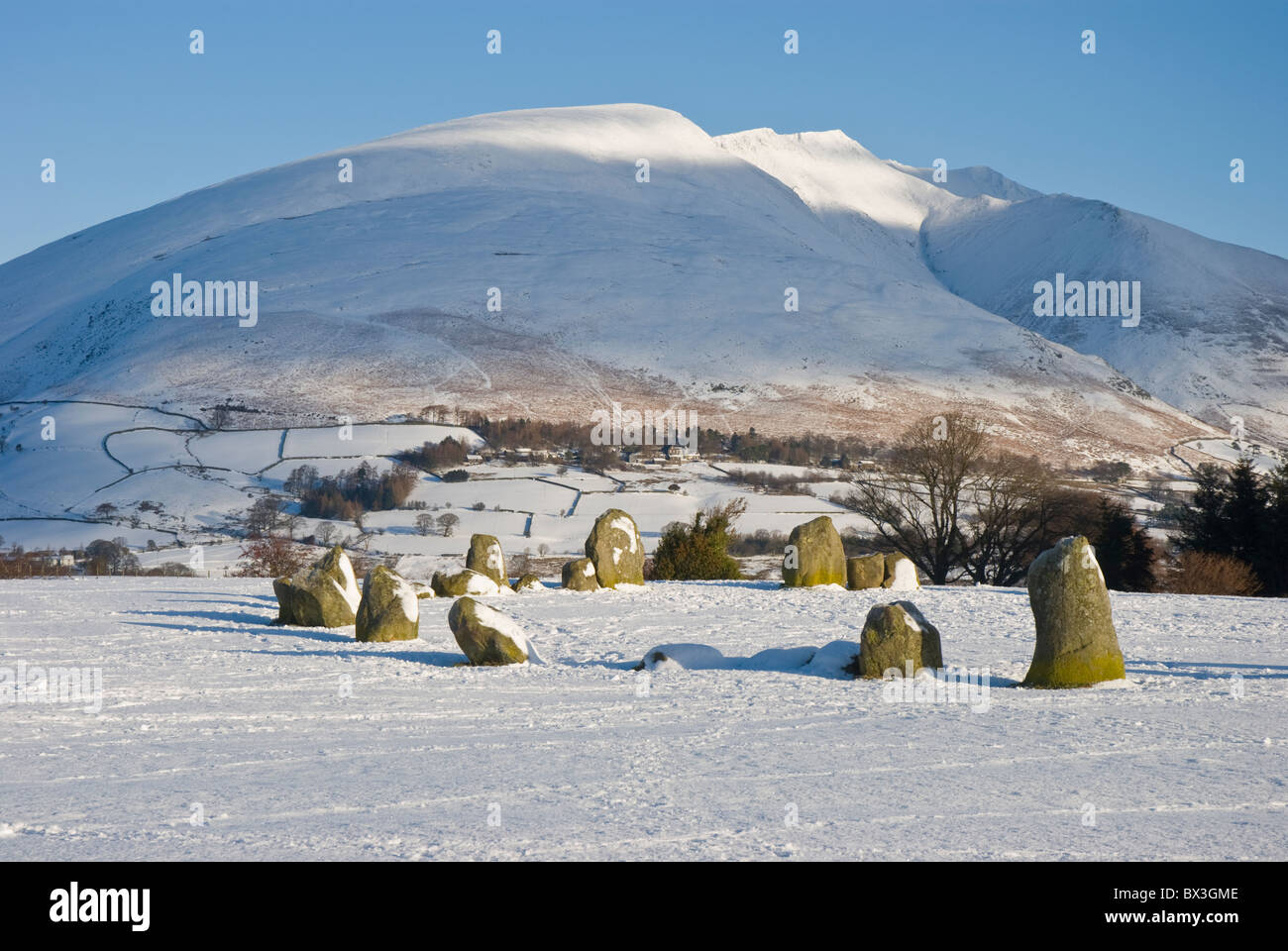 Castlerigg Stone Circle nella neve, con Blencathra, noto anche come a doppio spiovente, Keswick, Cumbria Foto Stock